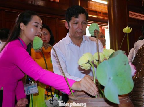 Những đài sen thơm ngát được thành kính dâng lên anh linh Chủ tịch Hồ Chí Minh.