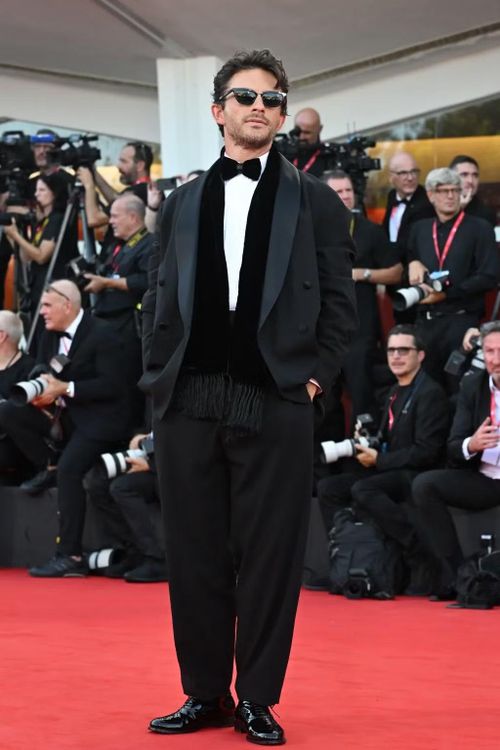 Tài tử Nicholas Galitzine (trái) và Jonathan Bailey. Ảnh: Getty Images.