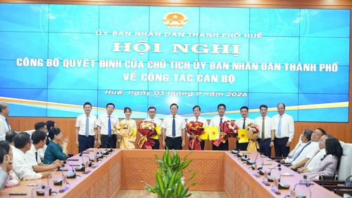 Lãnh đạo UBND TP. Huế trao quyết định bổ nhiệm các cán bộ lãnh đạo Sở Văn hóa, Thể thao và Du lịch thành phố.