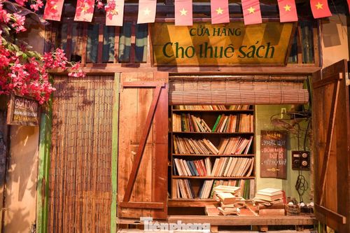 Một chiếc phích nước, radio hay cuốn sổ mua hàng trở thành điểm bắt đầu cho những câu chuyện về sinh hoạt, mua sắm và đời sống của người Hà Nội trong thời kỳ bao cấp.