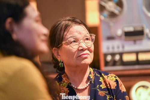 Trong hành trình trải nghiệm, nhiều gia đình cùng tham quan. Người lớn giải thích về những vật dụng từng quen thuộc, trong khi người trẻ tò mò tìm hiểu những điều chưa từng trải qua.
