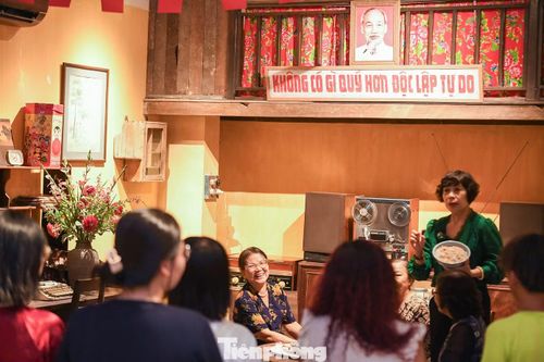 Những món đồ cũ đưa người tham quan trở về một Hà Nội khác, giản dị và còn thiếu thốn. Với người trẻ, đây là cách tiếp cận quá khứ bằng những trải nghiệm trực quan trong dịp Quốc khánh 2/9.