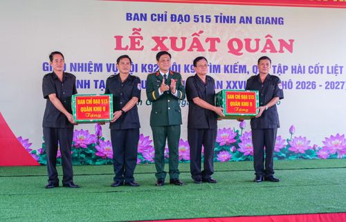 Dịp này, Ban Chỉ đạo 515 Quân khu 9, Ban Chỉ đạo 515 tỉnh An Giang, Bộ CHQS tỉnh An Giang, các cơ quan, đơn vị, doanh nghiệp và cá nhân trao quà, động viên cán bộ, chiến sĩ Đội K92, K93 trước giờ lên đường.