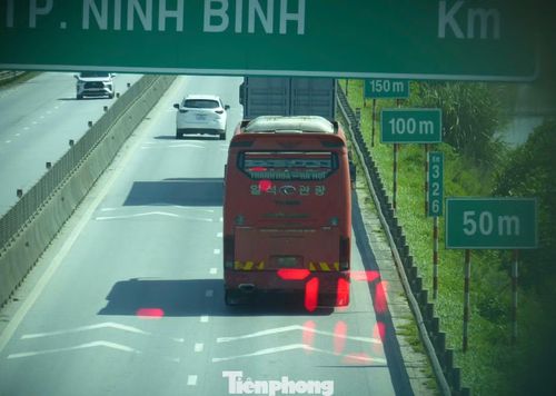 Lực lượng CSGT xác định tốc độ thời điểm phương tiện vi phạm lỗi không giữ khoảng cách.