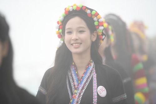  Các thí sinh Hoa hậu Việt Nam 2026 mô tả trải nghiệm catwalk ở cầu kính là cảm giác "đi trên mây". Ảnh: Dương Triều. 