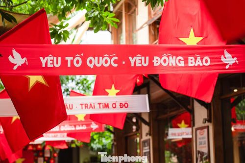Tại các quán cà phê, quán ăn, khu vui chơi… trang trí cờ hoa nổi bật, từng nhóm bạn trẻ, gia đình tranh thủ ghi lại khoảnh khắc đẹp trong ngày lễ, người mặc áo cờ đỏ sao vàng, người khoác trên mình lá cờ Tổ quốc, người diện áo dài truyền thống.