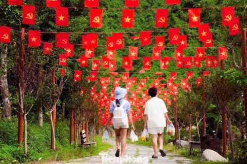 Tại nhiều địa điểm trên địa bàn, việc trang trí cờ được thực hiện đồng bộ, tạo thành những “background” đặc trưng của ngày Quốc khánh. Cờ đỏ sao vàng phủ dọc các tuyến đường, xen giữa những hàng cây, khu dân cư hay các công trình công cộng, tạo nên không gian vừa trang nghiêm vừa gần gũi.