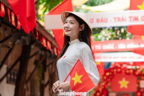 “Chúng tôi gọi những địa điểm này là “tọa độ độc lập” vì đi đến đâu cũng bắt gặp cờ Tổ quốc rợp trời. Mỗi người chọn một góc, một cách tạo dáng khác nhau nhưng đều muốn có một bộ ảnh thật đặc biệt trong ngày 2/9”, Phương nói.