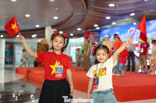 “Ngày thường mọi người khá bận rộn, nên những dịp lễ như thế này cả gia đình mới có thời gian đi chơi cùng nhau. Tôi cũng muốn lưu giữ hình ảnh của gia đình với cờ đỏ sao vàng vào ngày 2/9 để nhắc nhở các con về lịch sử dân tộc”, chị Nhàn nói.