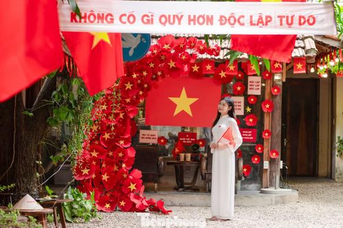Lựa chọn mặc áo dài, bạn Nguyễn Hoài Phương (phường Ngũ Hành Sơn, Đà Nẵng) cho hay sẽ chia sẻ những hình ảnh này lên trang cá nhân để lan tỏa niềm tự hào về ngày lễ lớn của dân tộc.