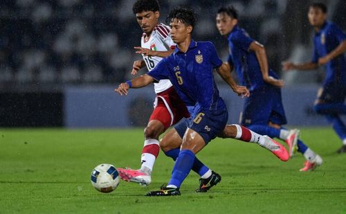  Các cầu thủ U20 UAE (áo sáng) bị tố cố tình chơi bạo lực với U20 Thái Lan. 