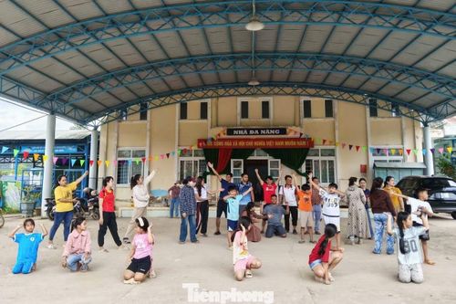 Giáo viên và học sinh Trường Phổ thông nội trú liên cấp Tây Giang tập văn nghệ chuẩn bị cho lễ khai giảng năm học mới.