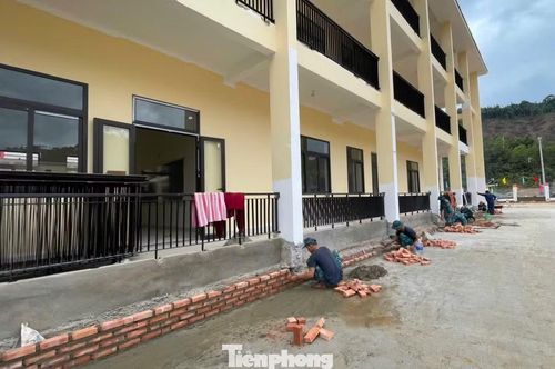 Một số hạng mục của các trường chưa xong, công nhân gấp rút thi công.