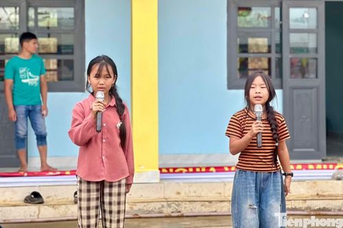 Thầy cô và học sinh điểm trường tất bật tập luyện các tiết mục văn nghệ, chuẩn bị nghi thức khai giảng, sẵn sàng đón năm học mới giữa đại ngàn.