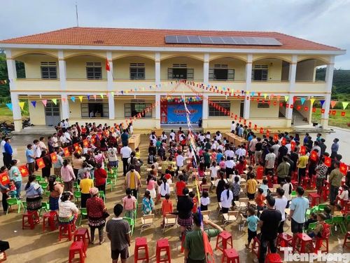 Năm ngoái, điểm trường 179 từng tổ chức lễ khai giảng đặc biệt giữa rừng vào dịp Quốc khánh 2/9/2025. Khi ấy, 122 học sinh từ lớp 1 đến lớp 5 cùng thầy cô đón năm học mới trong không khí rộn ràng giữa vùng lõi Đam Rông.
