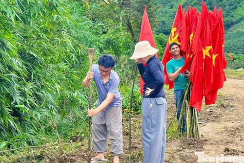 Cô Hoàng Hải Yến - Hiệu trưởng Trường Tiểu học Liêng Srônh chia sẻ, những ngày này các giáo viên đang tranh thủ từng giờ để hoàn tất công tác chuẩn bị cho năm học mới. Với giáo viên ở điểm trường vùng sâu, việc tổ chức một lễ khai giảng đầy đủ, trang trọng cho học sinh có ý nghĩa rất đặc biệt.