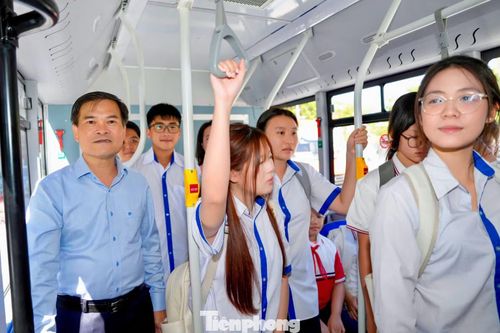 Trong ngày đầu khai trương, đích thân Chủ tịch UBND TP - Bùi Văn Khắng đi trải nghiệm cùng các học sinh. Theo ông Khắng, việc triển khai các tuyến xe buýt đưa đón học sinh nhằm hiện thực hóa khát vọng của hệ thống chính trị thành phố là xây dựng thành phố phát triển nhanh và bền vững và người dân được thụ hưởng thành quả phát triển.