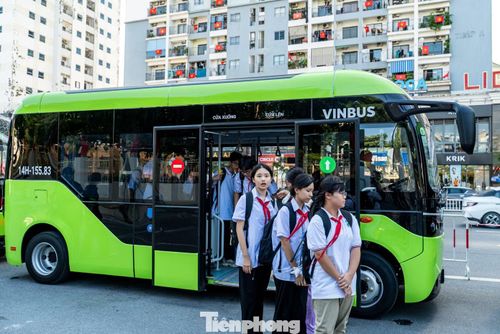 Trao đổi với PV Tiền Phong, một lái xe buýt cho biết, xe khi sạc đầy điện sẽ chạy được khoảng 400 km, mỗi xe chạy 4 lượt/ngày để đón trả học sinh tại các điểm trường theo lộ trình đã được Sở Xây dựng xây dựng và thẩm định tuyến.
