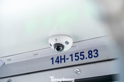 Ngoài ra, tất cả xe phục vụ đưa đón học sinh đều trang bị nhiều hệ thống an toàn như cửa thoát hiểm, cứu hỏa, thiết bị sơ cứu y tế, hệ thống camera giám sát... Đặc biệt ở cuối xe bố trí nút bấm xác nhận. Nhân viên trước khi khóa cửa xe bắt buộc phải xuống cuối xe kiểm tra và đảm bảo không còn học sinh trên xe và bấm nút để tắt cảnh báo