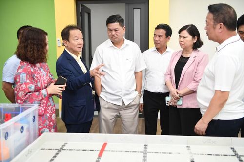 Các đại biểu tham quan cơ sở vật chất nhà trường.