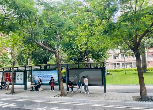 Nhà chờ xe bus rợp bóng cây xanh, phía trước các công trình xây dựng đều có khiangr xanh. Ảnh: Tư Hiền.