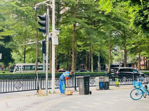 Quét dọn thủ công trên đường dành cho người đi xe đạp, đi bộ. Ảnh: Tư Hiền.