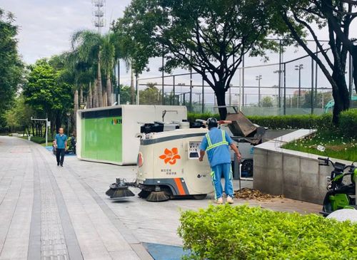 Công nhân vận hành máy quét đường. Ảnh: Tư Hiền.