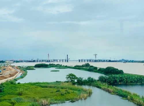 Mảng xanh ven sông ở Quảng Châu. Ảnh: Tư Hiền.