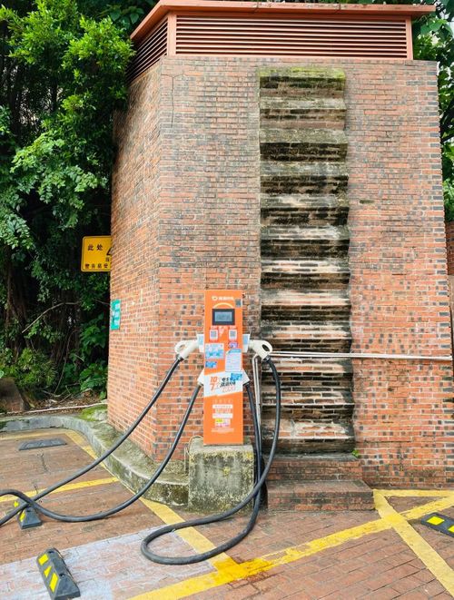 Cây xăng tự phục vụ cũng rợp cây xanh xung quanh. Ảnh: Tư Hiền.