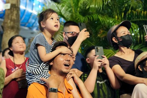 Các gia đình tranh thủ cho con nhỏ đi xem pháo hoa