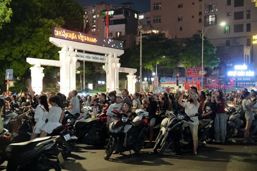 Người dân tập trung bên ngoài cổng công viên Thống Nhất xem pháo hoa.
