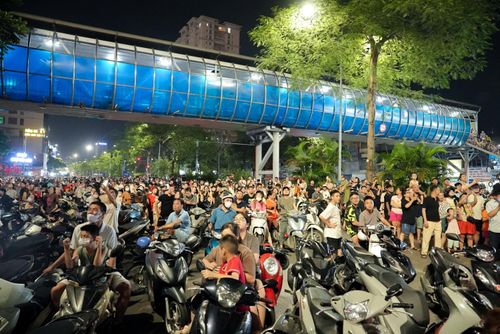 Đông đảo người dân dừng xe đứng xem pháo hoa trên đường Đại Cồ Việt.