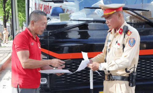Cảnh sát giao thông kiểm tra phương tiện vận tải hành khách trên tuyến đường Giải Phóng. Ảnh: Công an TP Hà Nội.