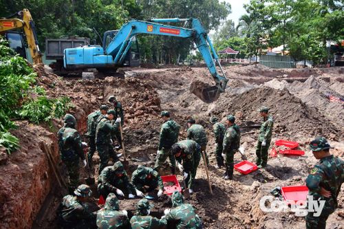 Tiếp tục quy tập 11 bộ hài cốt liệt sĩ tại Công viên Lê Thị Riêng.