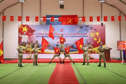 Các tiết mục văn nghệ mang đậm bản sắc văn hóa dân tộc do cán bộ, nhân viên Đội Công binh số 4 biểu diễn. Ảnh: Thế Vững