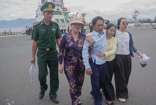 Ngư dân trở về trong vòng tay gia đình. Ảnh: BĐBP.