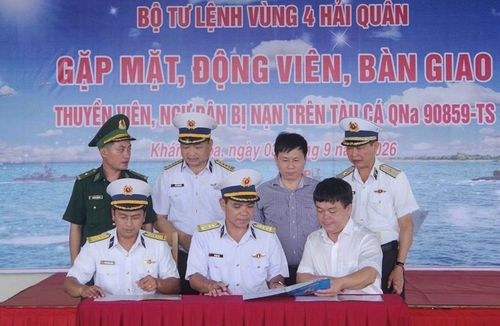 Vùng 4 Hải quân thực hiện thủ tục bàn giao 32 ngư dân cho thành phố Đà Nẵng. Ảnh: BĐBP.