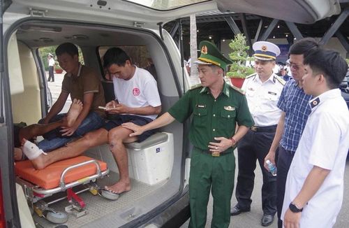  Một số ngư dân bị thương trong khi tàu cá gặp nạn trên biển. Ảnh: BĐBP.