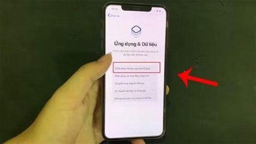  Chọn Khôi phục từ iCloud. 