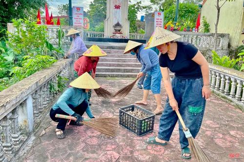 Chi hội Phụ nữ xã Mai Phụ chung sức chỉnh trang các tuyến đường, vệ sinh khuôn viên tượng đài liệt sĩ và thực hiện nhiều phần việc ý nghĩa.