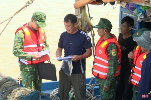 Lực lượng BĐBP làm việc với chủ tàu Đỗ Văn Duy.
