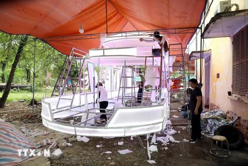 Các mô hình đèn Trung Thu khổng lồ dần được hoàn thiện để trình diễn trong Lễ hội Thành Tuyên. (Ảnh: Quang Cường/TTXVN)
