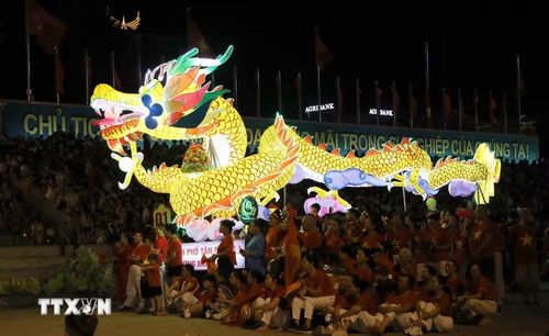Các mô hình đèn Trung Thu khổng lồ được người dân Tuyên Quang diễn diễu hàng đêm thu hút đông đảo du khách tham gia. (Ảnh: Quang Cường/TTXVN)