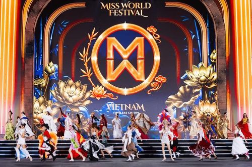 Hơn cả một màn trình diễn thời trang, mỗi thiết kế đã trở thành cách kể chuyện bằng hình ảnh. Có trang phục khai thác lễ hội, thiên nhiên, tín ngưỡng; có thiết kế lấy cảm hứng từ lịch sử, kiến trúc, nghệ thuật dân gian hay những biểu tượng gắn với cộng đồng bản địa. (Ảnh: BTC)