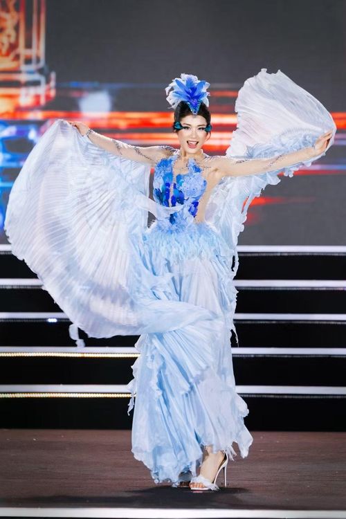 Một số màn trình diễn cùng trang phục dân tộc đặc biệt của các nhan sắc quốc tế. (Ảnh: BTC)