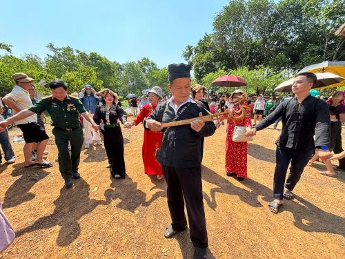 Cùng với uống rượu cần, vòng xòe đưa không khí từ sự trang nghiêm của nghi lễ sang niềm vui cộng đồng. (Ảnh: Thu Lê/Vietnam+)