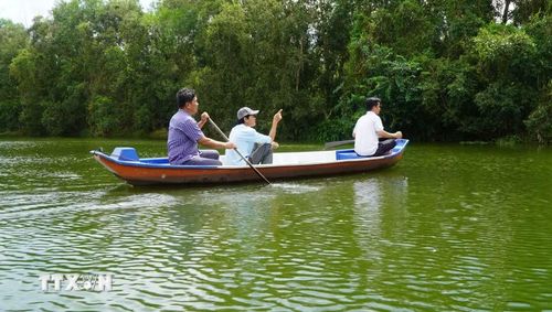 Nhân viên Khu bảo tồn sinh thái Đồng Tháp Mười thường xuyên đi nắm tình hình sinh trưởng, phát triển của các loài động thực vật. (Ảnh: Nhựt An/TTXVN) 