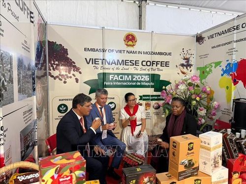 Tổng Thư ký Đảng Xã hội Bồ Đào Nha và Bí thư Đối ngoại Đảng FRELIMO (Mozambique) ghé thăm gian hàng, trực tiếp thưởng thức và đánh giá cao các sản phẩm cà phê chất lượng của Việt Nam.