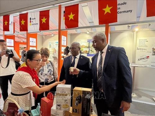 Các đại sứ tham quan gian hàng của Việt Nam tại FACIM 2026.