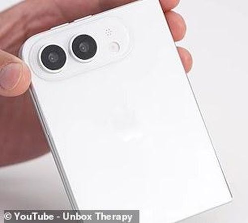 Thiết kế được cho là iPhone 18 Ultra khi gập lại, với màn hình ngoài và cụm camera kép ở mặt lưng. Ảnh: Youtueb/Unbox Therapy
